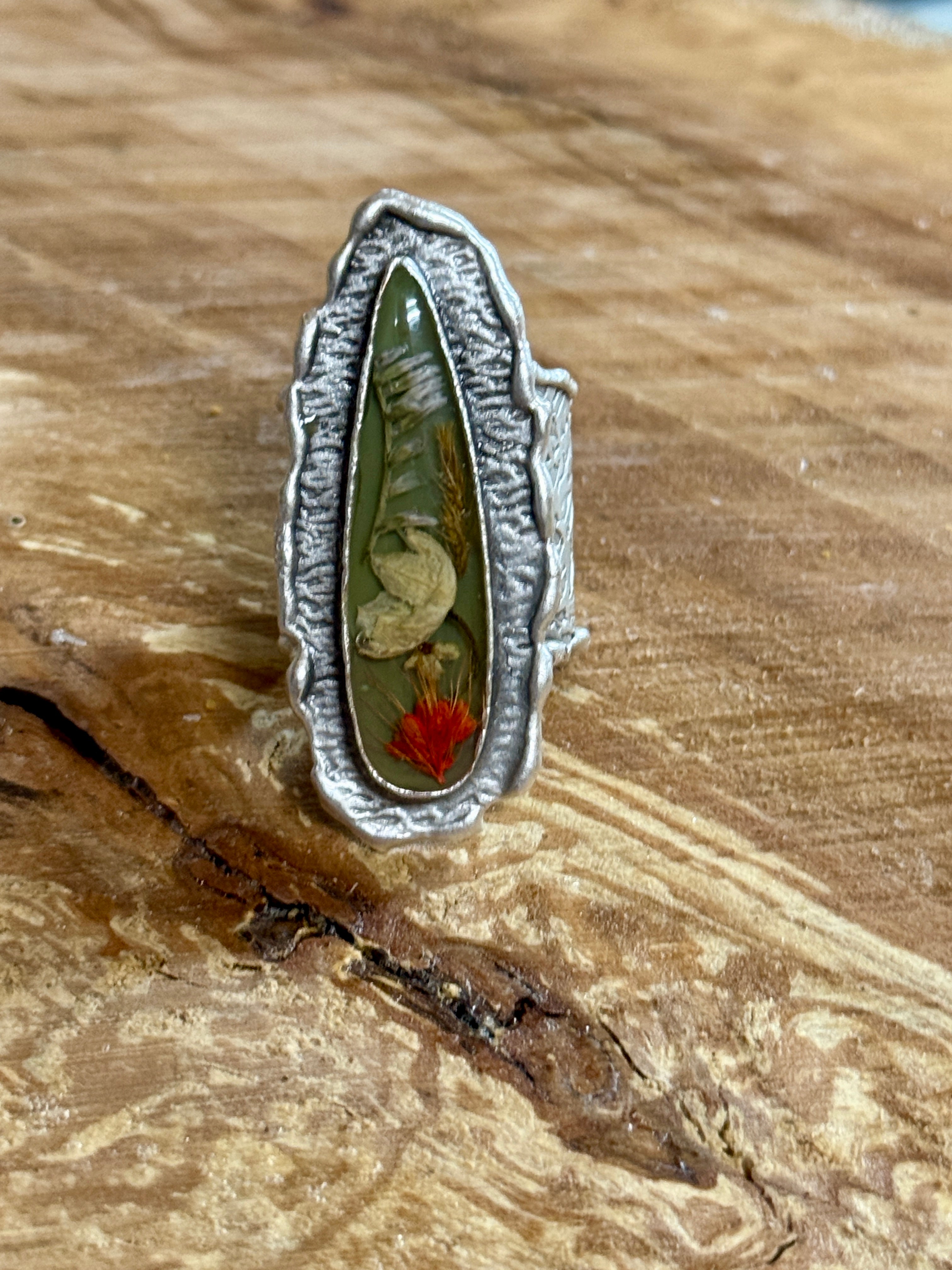 Copper Plated Hammered Brass Ring with Dried Flowers in Resin | 70’s Boho Nature Jewelry