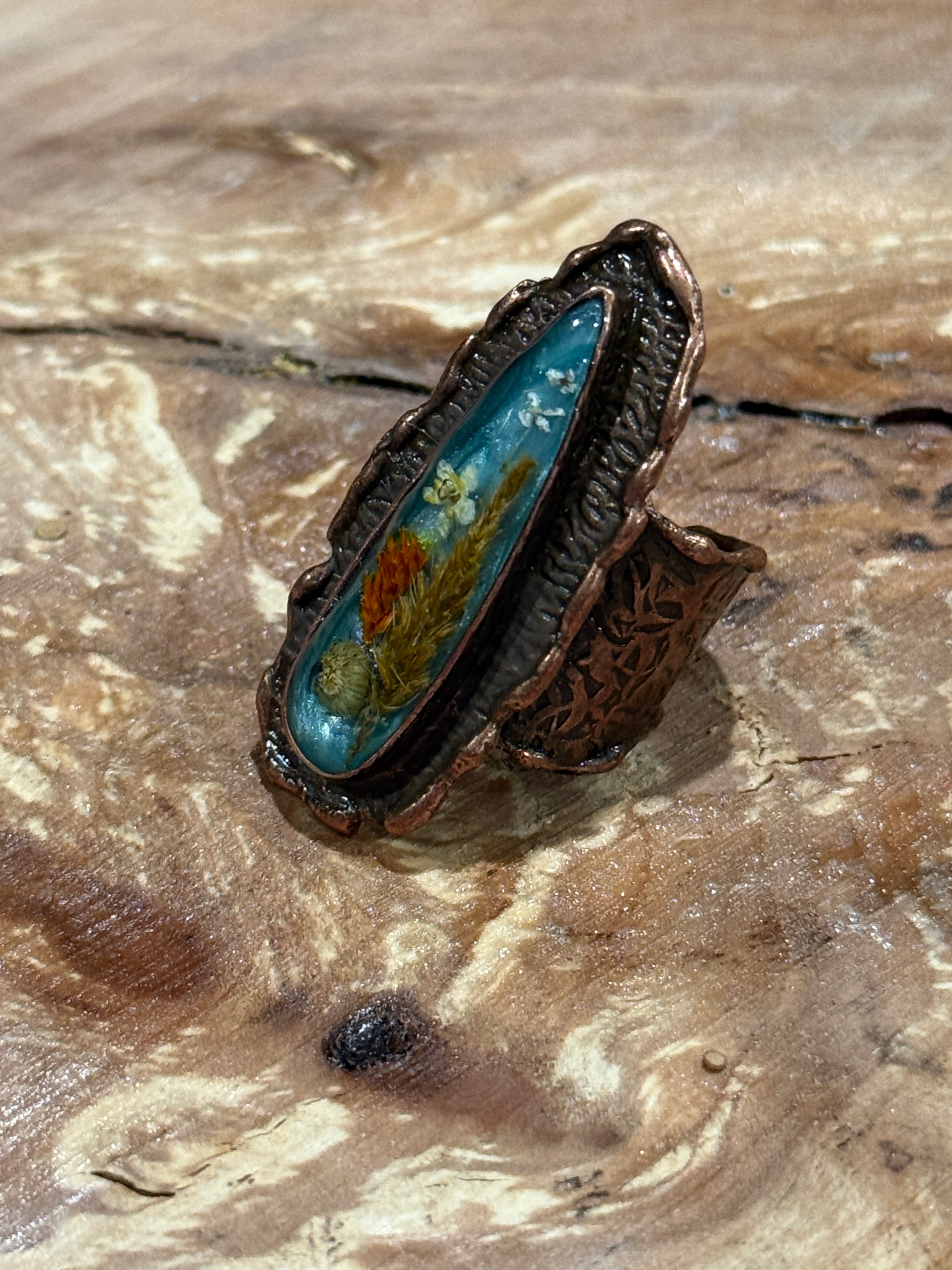 Copper Plated Hammered Brass Ring with Dried Flowers in Resin | 70’s Boho Nature Jewelry