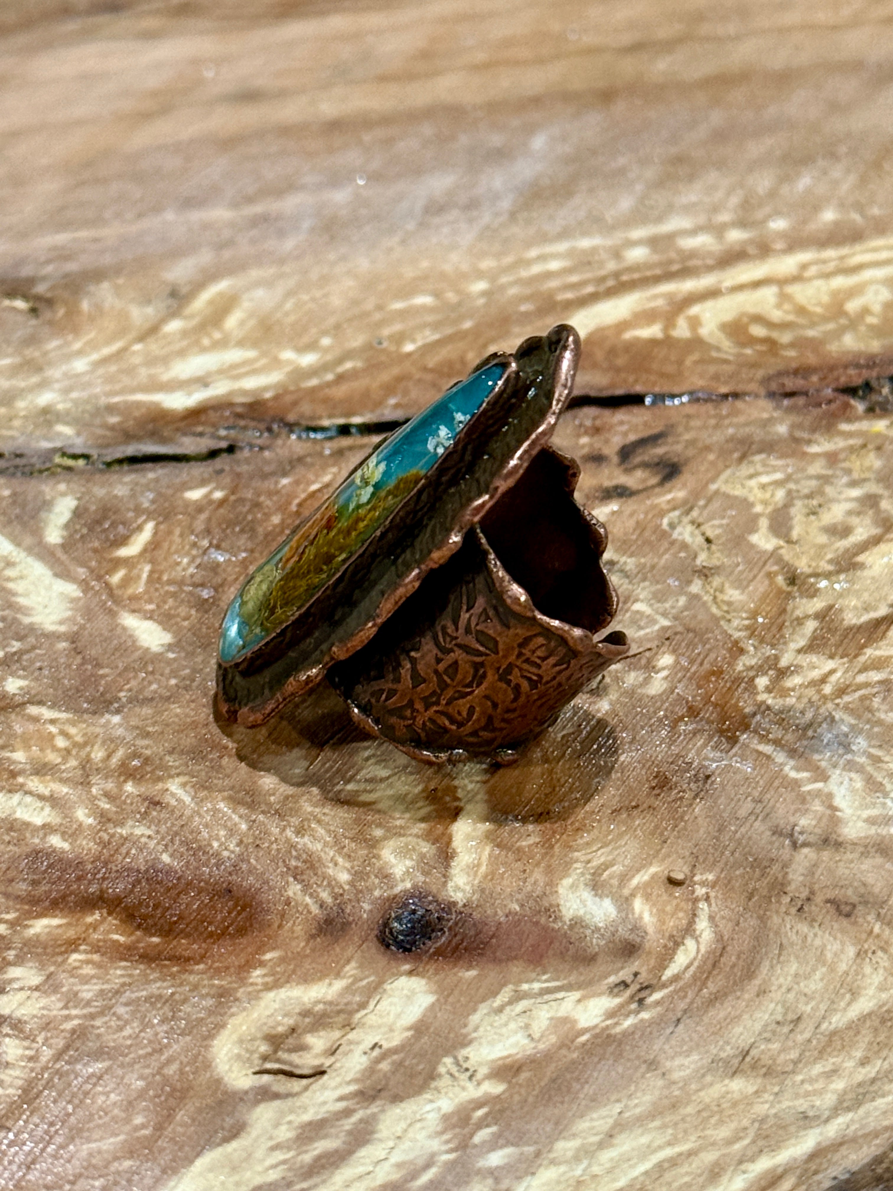 Copper Plated Hammered Brass Ring with Dried Flowers in Resin | 70’s Boho Nature Jewelry