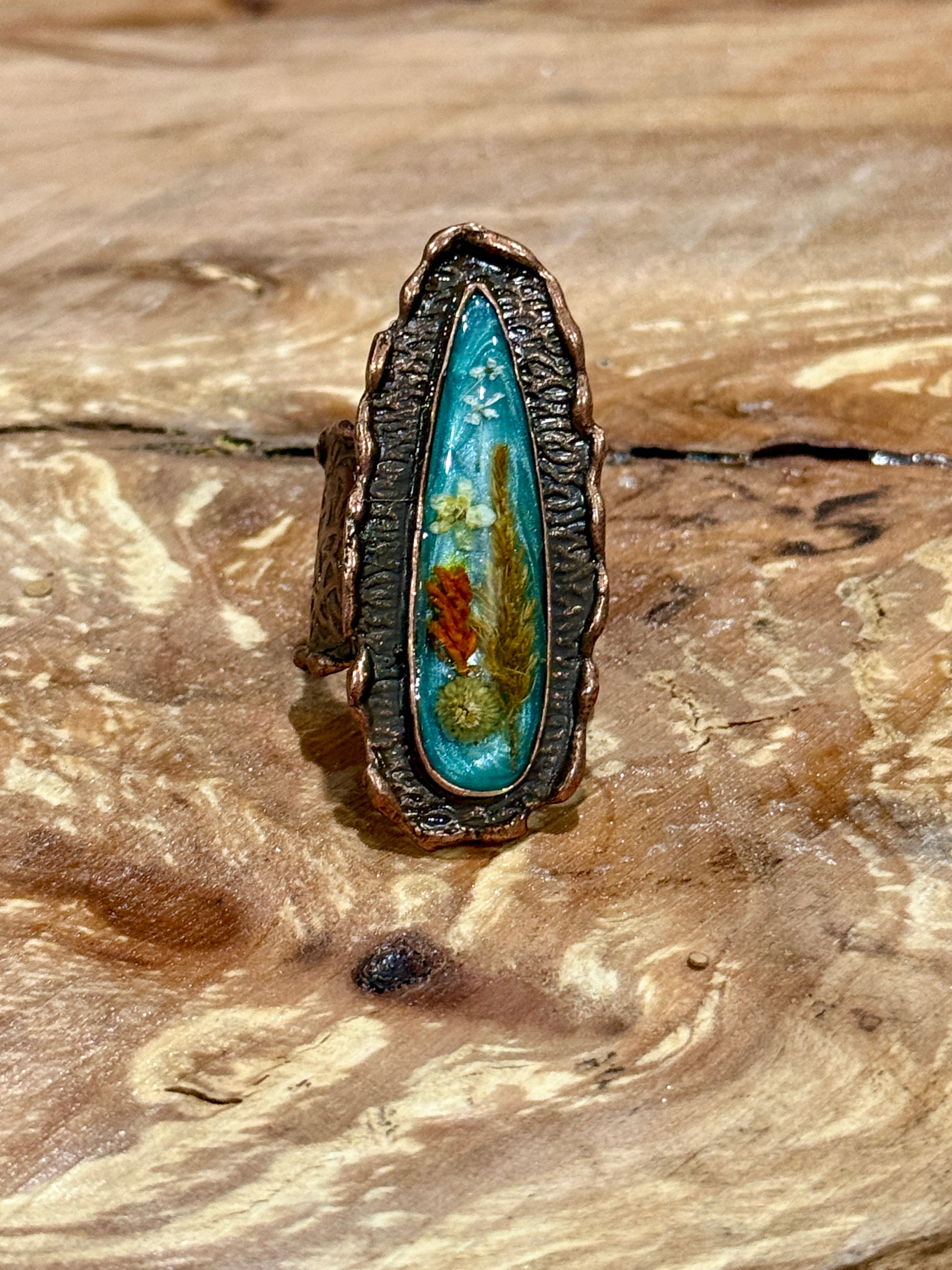 Copper Plated Hammered Brass Ring with Dried Flowers in Resin | 70’s Boho Nature Jewelry