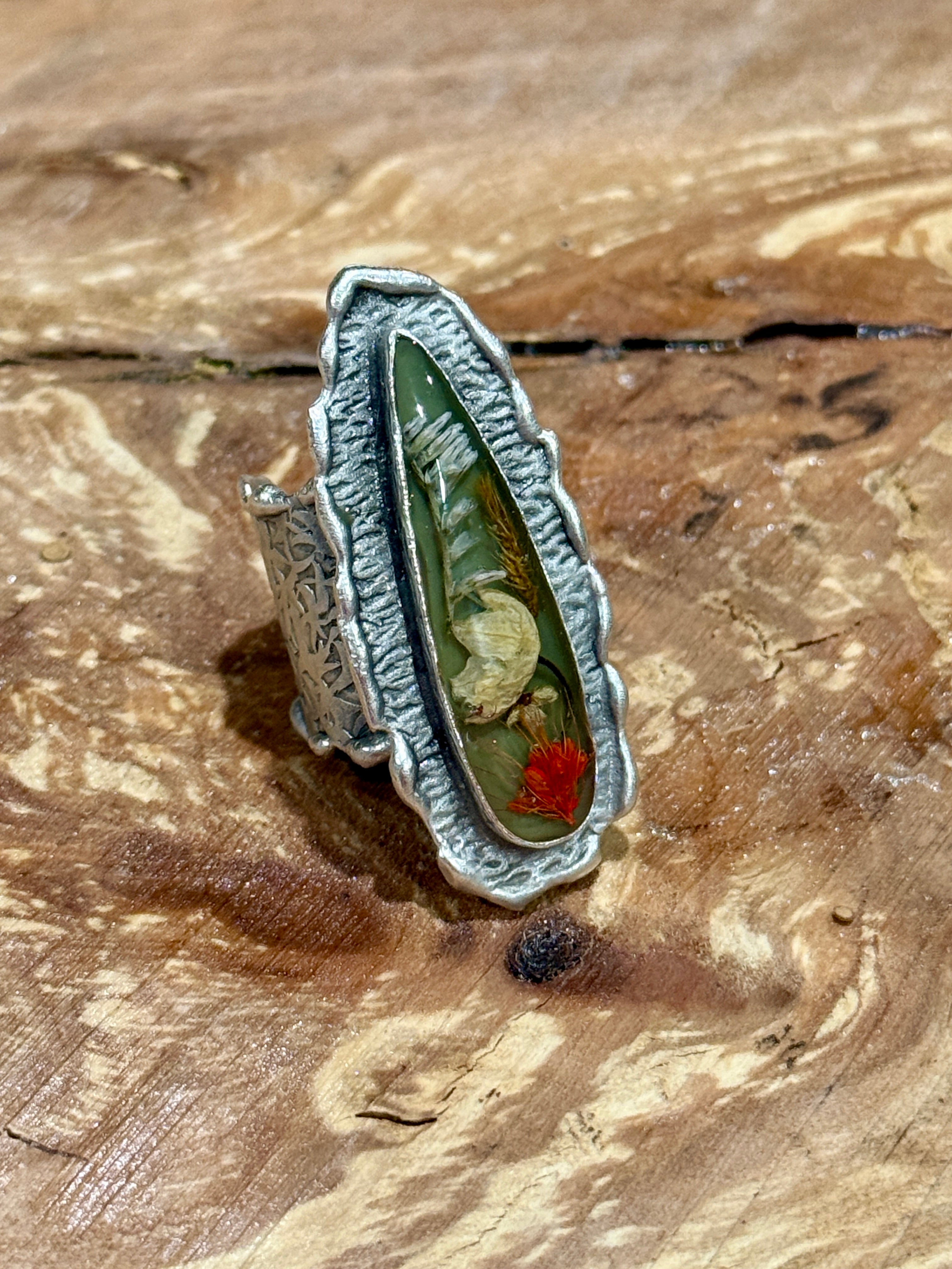 Silver Plated Hammered Brass Ring with Dried Flowers in Resin | 70’s Boho Nature Jewelry
