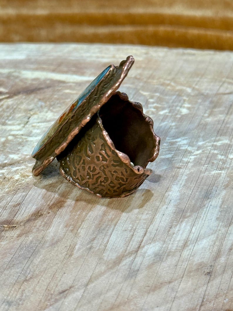 Copper Plated Hammered Brass Ring with Dried Flowers in Resin | 70’s Boho Nature Jewelry