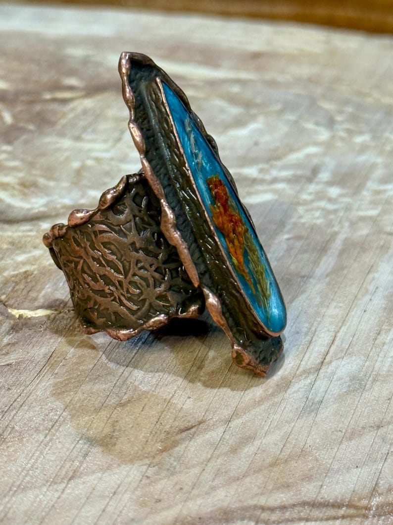 Copper Plated Hammered Brass Ring with Dried Flowers in Resin | 70’s Boho Nature Jewelry