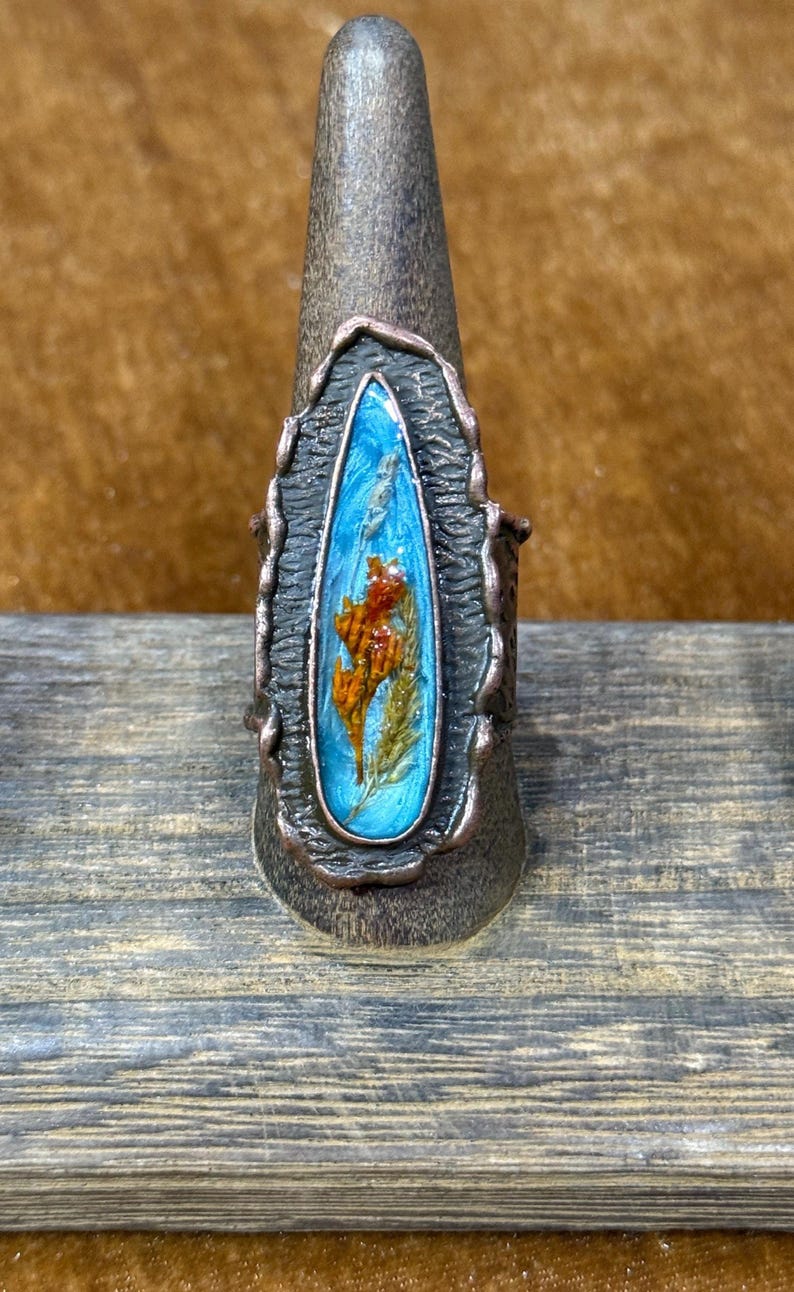 Copper Plated Hammered Brass Ring with Dried Flowers in Resin | 70’s Boho Nature Jewelry