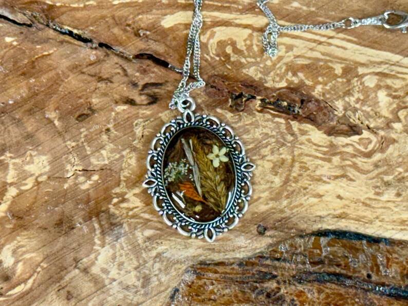 Botanical Oval Pendant Necklace – Real Dried Flower Jewelry