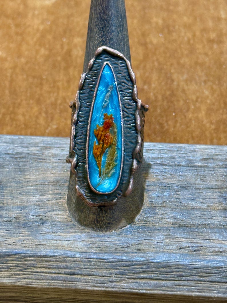 Copper Plated Hammered Brass Ring with Dried Flowers in Resin | 70’s Boho Nature Jewelry